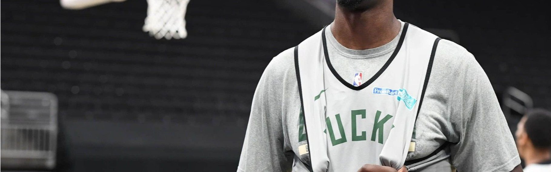 赢在三分！雄鹿三分36投18中，首发球员合计14投11中