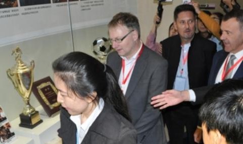 开云体育官方网站-机不可失!万国群星开卖著名画作 教你如何画梅西