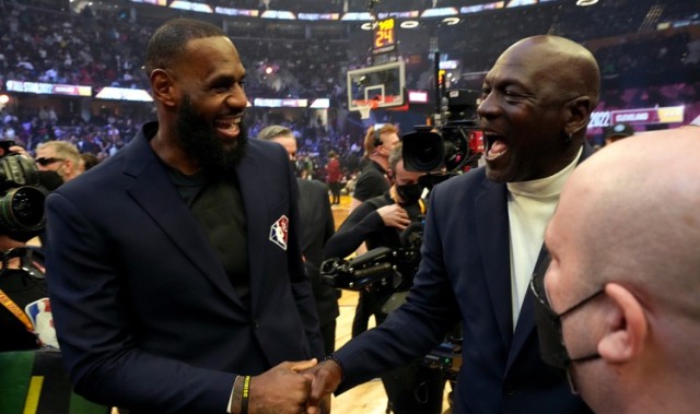 詹姆斯也要干了？名记：乔丹2003年没进首发但得到卡特的位置！